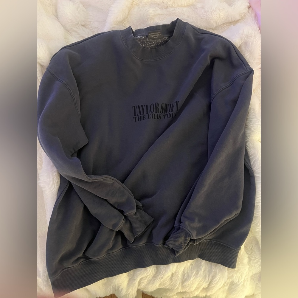 Eras tour crewneck!! Got this during the tour in August!! Size: L